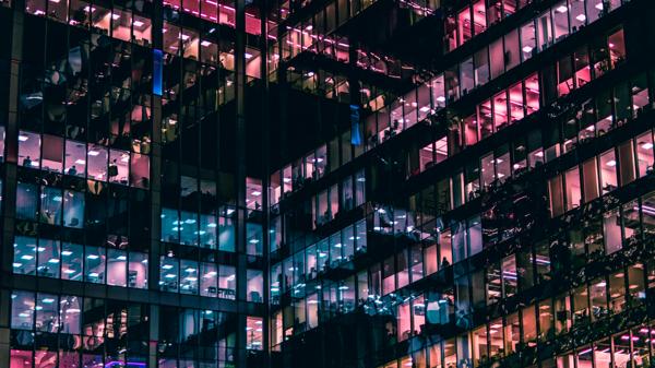 Immeuble de bureaux éclairé de rose la nuit