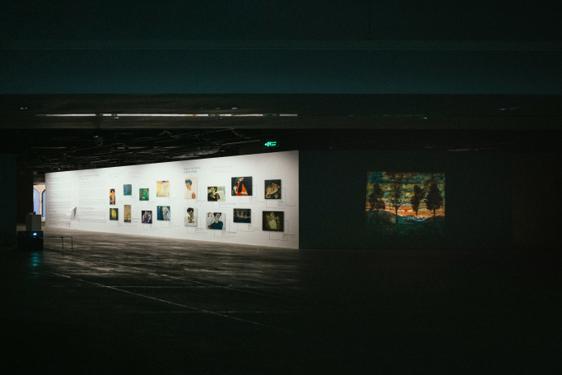 Salle d'exposition muséale plongée dans la pénombre