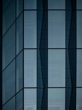 Façade vitrée aux lignes géométriques bleutées