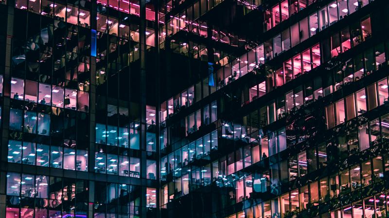 Immeuble de bureaux éclairé de rose la nuit
