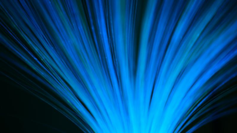 Faisceau de fibres optiques bleues en gros plan