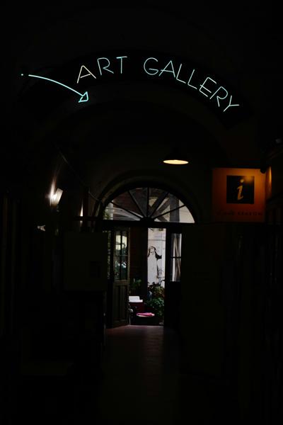 Enseigne néon « Art Gallery » dans un couloir sombre