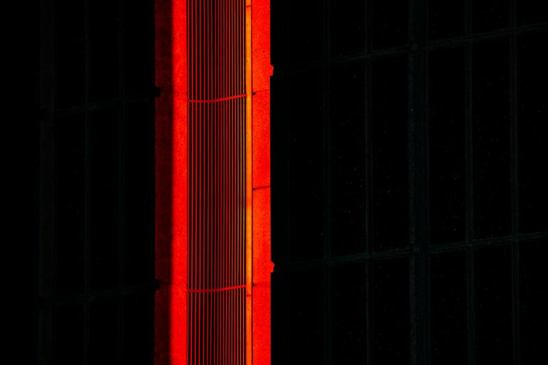 Détail architectural éclairé de rouge dans l'obscurité
