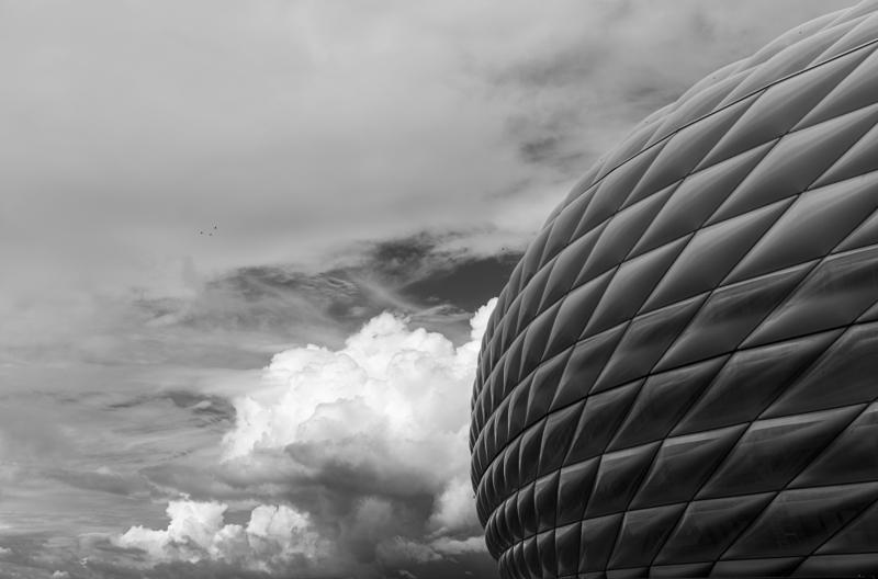 Structure sphérique alvéolée émergeant d'un ciel nuageux