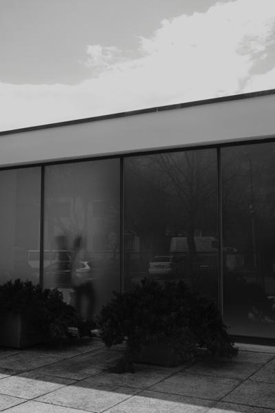 Reflet nocturne d'une devanture en noir et blanc