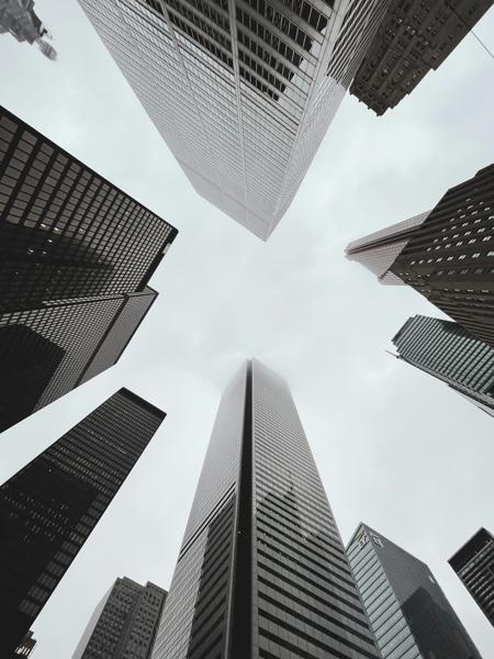 Gratte-ciel vus en contre-plongée depuis la rue
