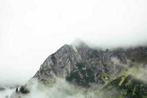 Sommet de montagne émergeant de la brume