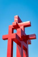 Sculpture rouge abstraite se détachant sur un ciel bleu