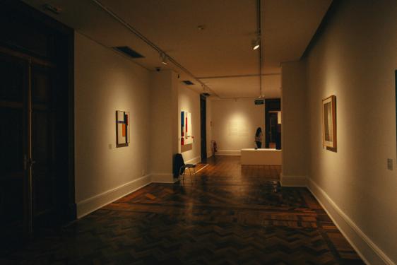 Couloir de galerie d'art avec tableaux accrochés aux murs
