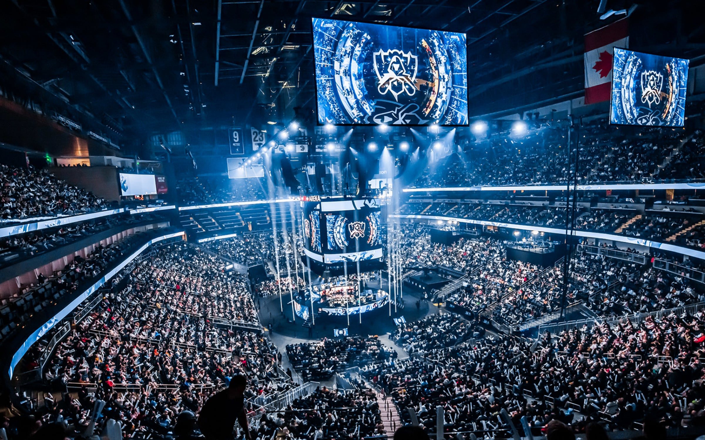Arène comble lors d'une finale internationale de League of Legends