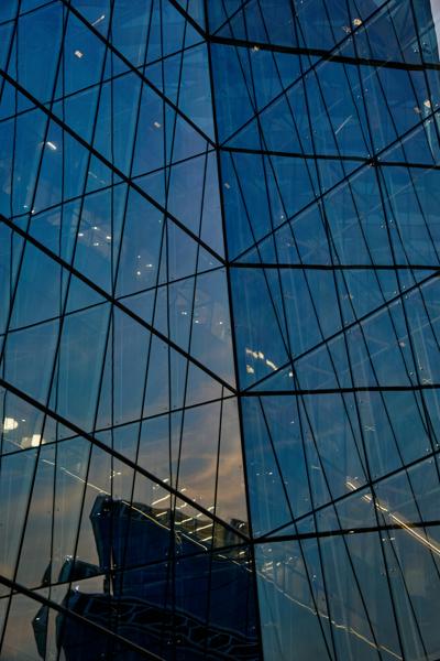 Reflet architectural sur une façade vitrée au crépuscule