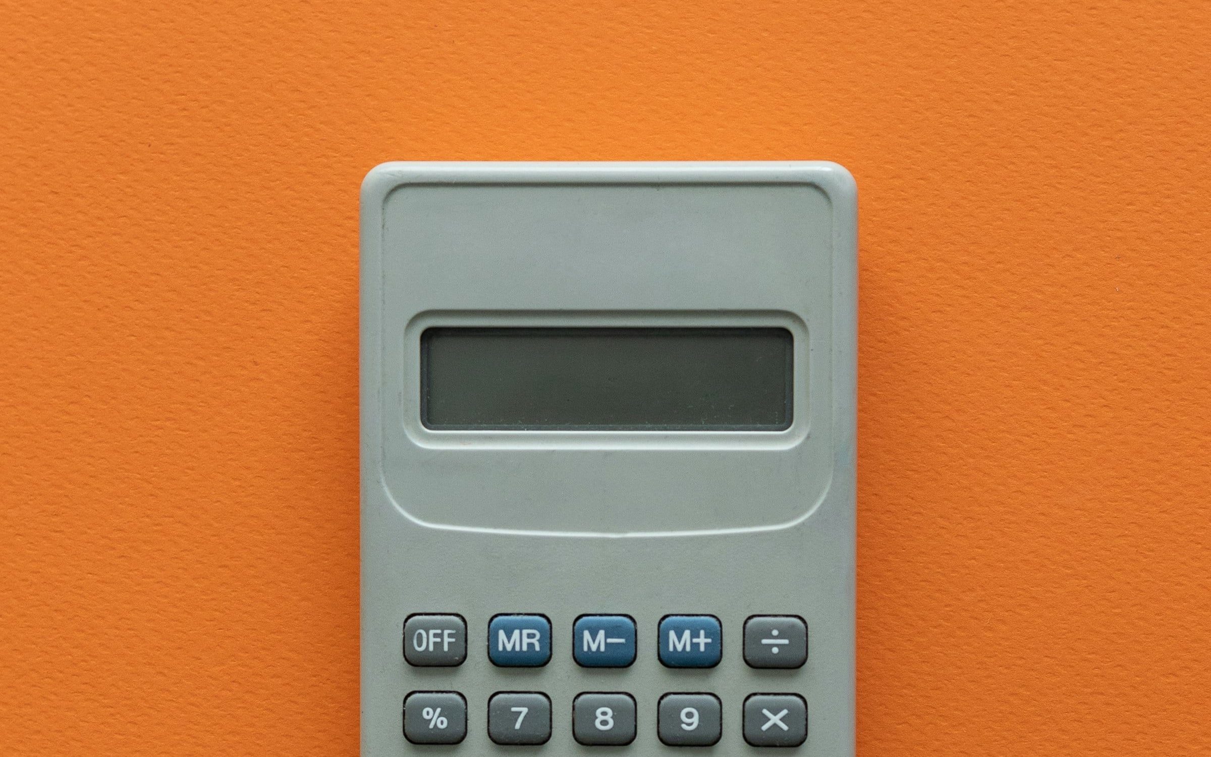 Calculatrice sur fond orange, rendu 3D