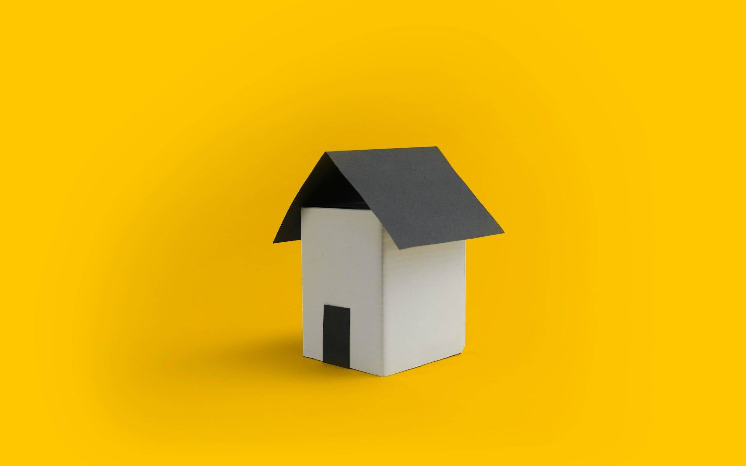 Icône de maison sur fond jaune, rendu 3D