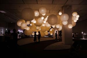 Installation de lanternes en papier illuminées