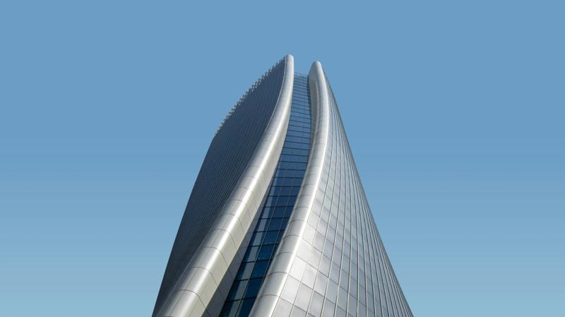 Tour de bureaux vitrée moderne photographiée en contre-plongée